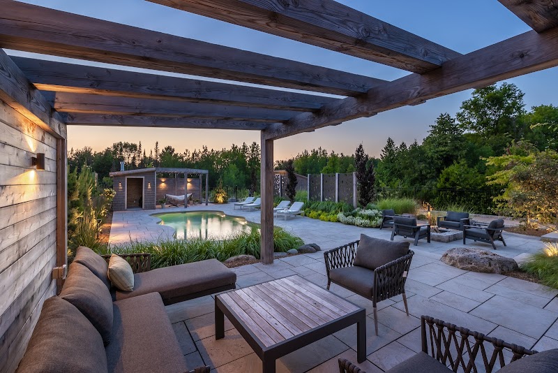 Hutten & Co. Land and Shore